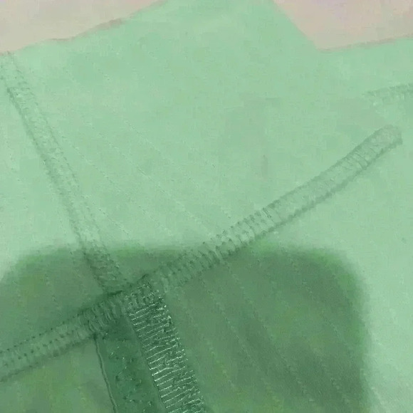 Lululemon Mint Green Capris Size 10 - Picture 3 of 6